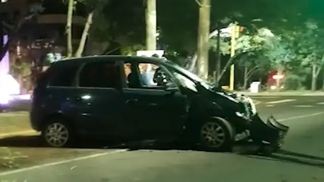 Posadas: terminó chocando un árbol luego de que se pinchara una rueda del auto
