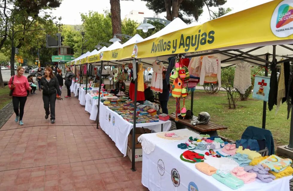 Este fin de semana y el próximo se realizarán en las plazas San Martín de Luján y Espejo, en Chacras, la Feria de Pascuas. Gentileza MLC