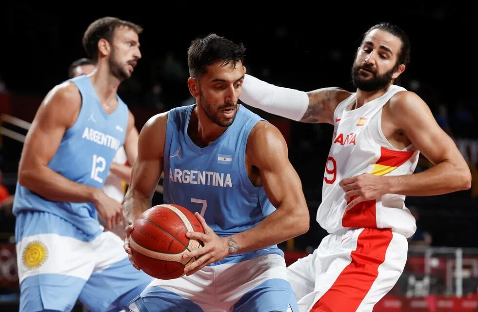 El equipo argentino de básquet se enfrenta ante España.