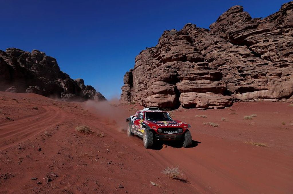 El Mini JCW del Team alemán X-Raid, tripulado por Carlos Sainz y Lucas Cruz, avanza en la tercera etapa del Dakar 2020.