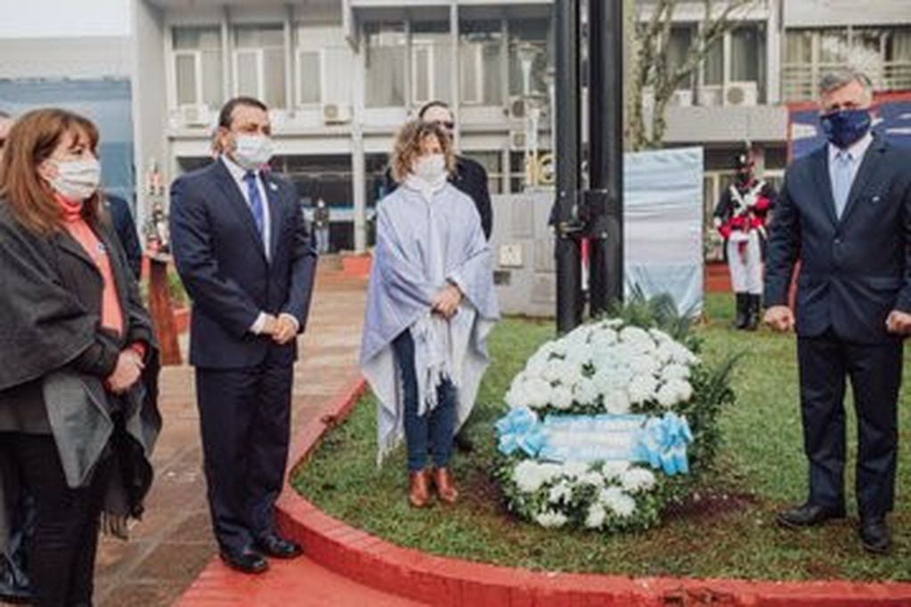Ofrenda floral depositada en la plaza principal de Puerto Rico por el gobernador de Misiones, Oscar Alarcón, y el intendente de Puerto Rico, Carlos Koth, y funcionarias provinciales en el acto por el Día de la Independencia.
