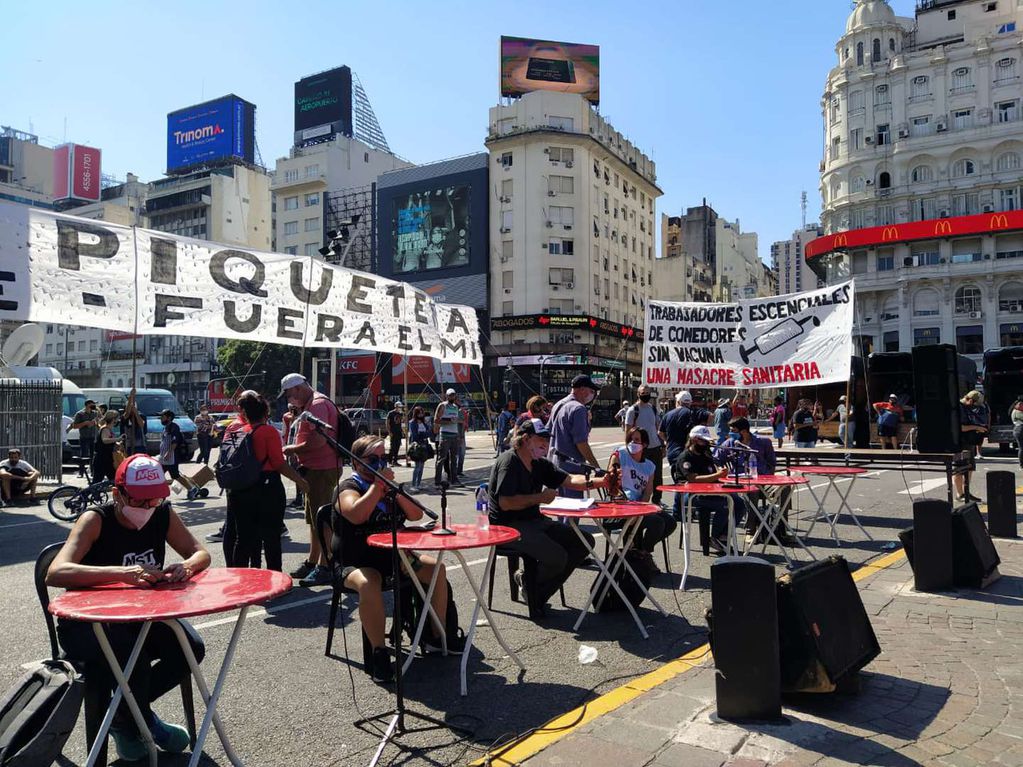 Organizaciones sociales cortan la Avenida 9 de Julio en la zona del Obelisco