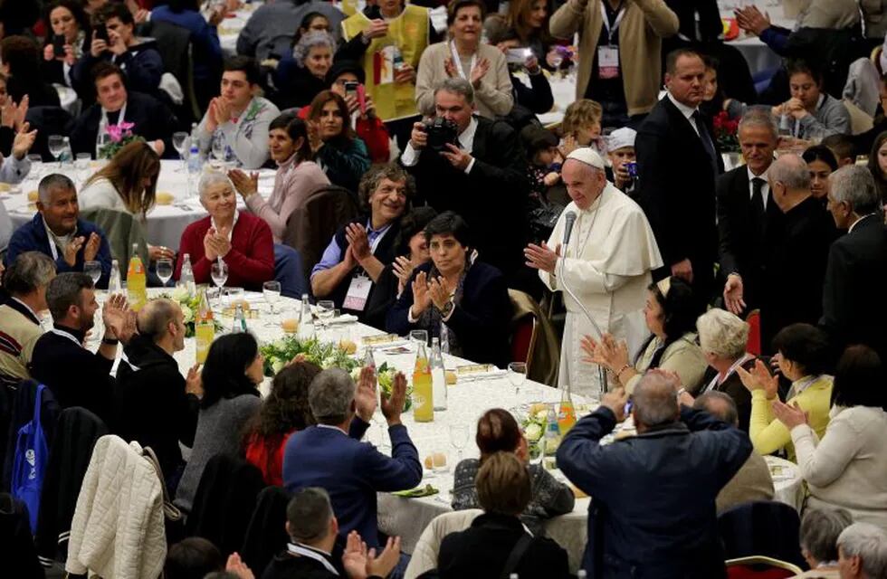 Pope Francis almorzó con 1.500 pobres en el Vaticano. (REUTERS)