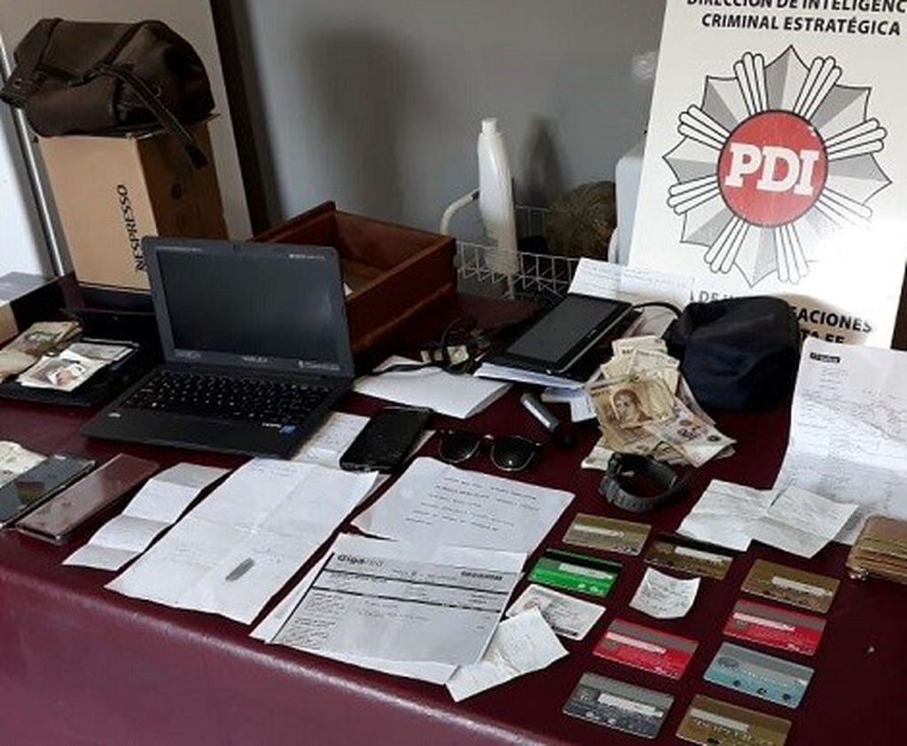 La PDI aprehendió a dos personas por delitos de estafas con tarjetas de crédito. (Aire de Santa Fe)