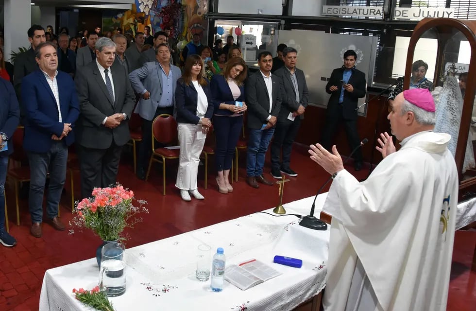 "Esta es la casa del pueblo, donde se toma decisiones que hacen a la vida de la sociedad", dijo el monseñor Fernández implorando la bendición de la Virgen para la Legislatura de Jujuy.