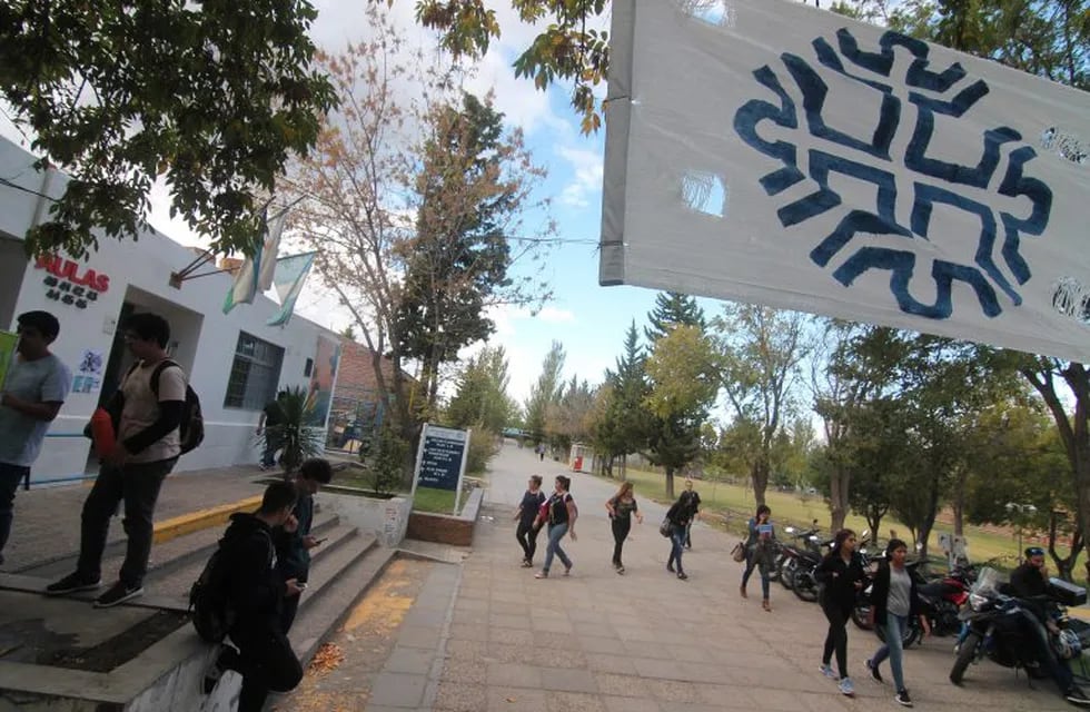 Continúa el paro universitario en Neuquén que se extenderá toda la semana.