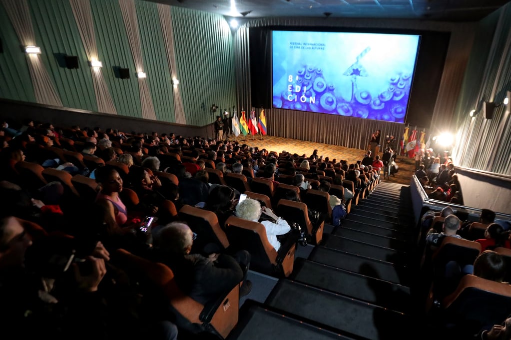 La ceremonia inaugural del Festival "Cine de las Alturas" contó con la asistencia de autoridades, invitados y mucho público, en San Salvador de Jujuy.