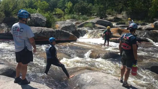 Un equipo completo logró sacar a la familia que quedó atrapada en la zona de las piedras del río de Cabalango. (Policía de Córdoba)