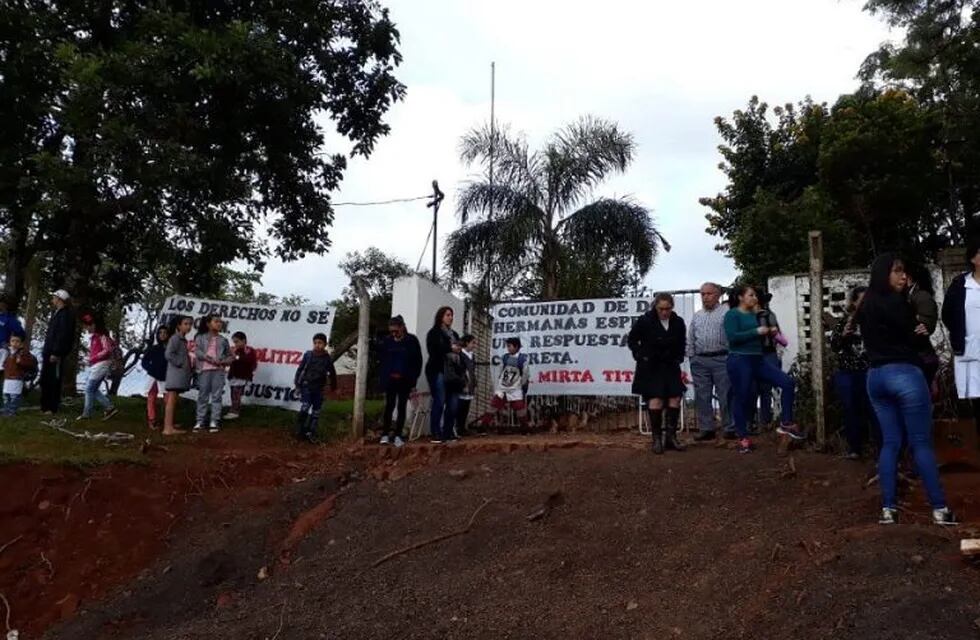 Protesta de padres y alumnos de Dos Hermanas, en la frontera de Misiones con Brasil. Piden una maestra titular. (Irigoyen)