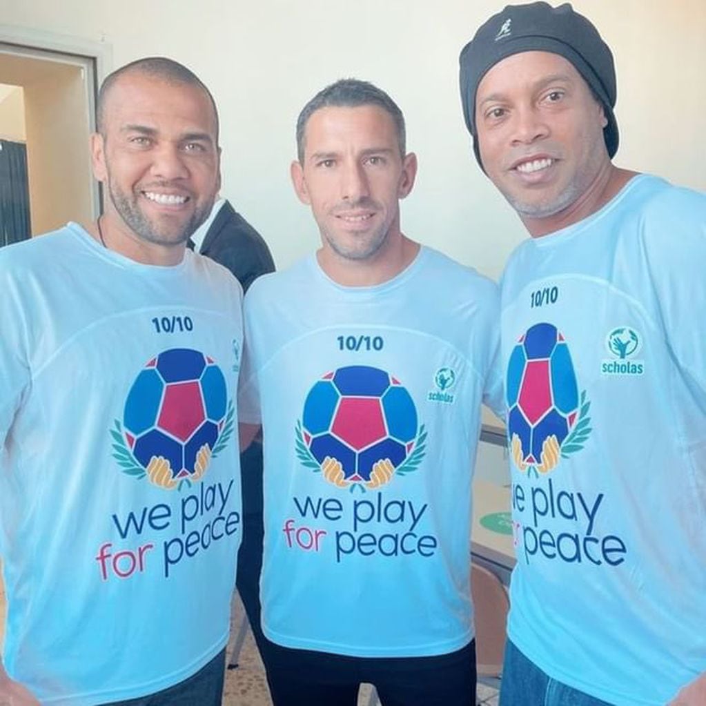 Maxi Rodríguez junto a Dani Alves y Ronaldinho