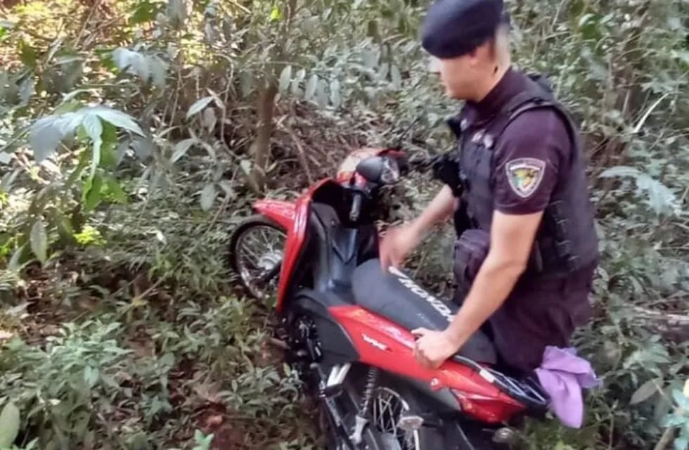 Recuperan una motocicleta robada que había sido abandonada en Oberá.