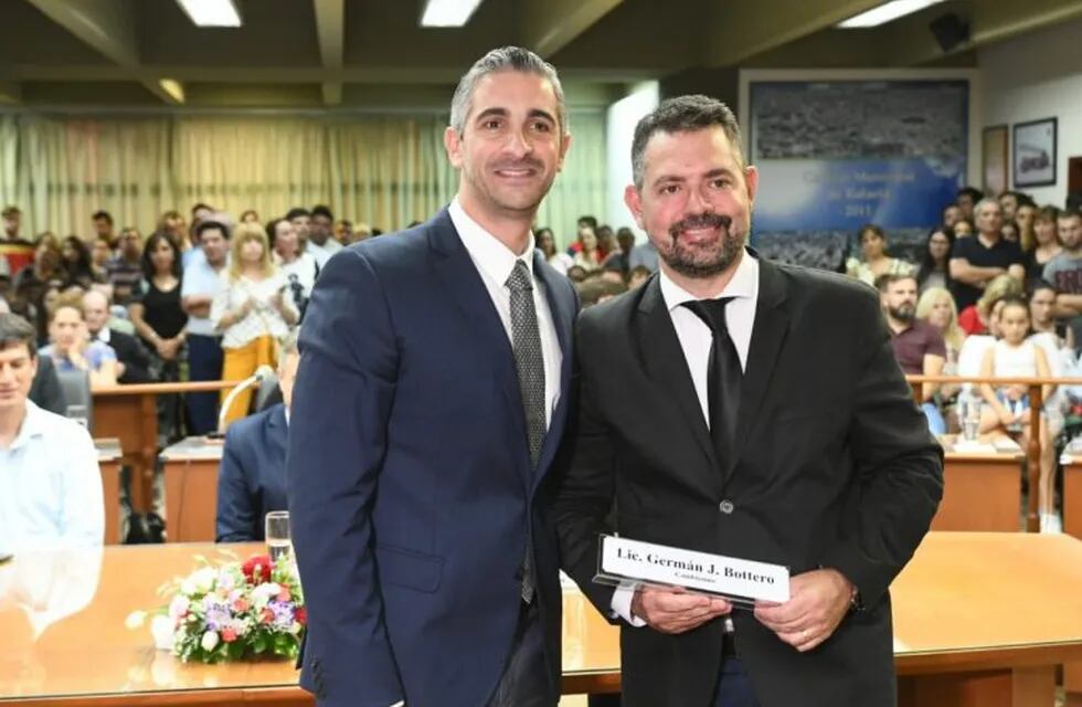 El saliente presidente, Raúl Bonino y Germán Bottero, su sucesor (Prensa Concejo Municipal)