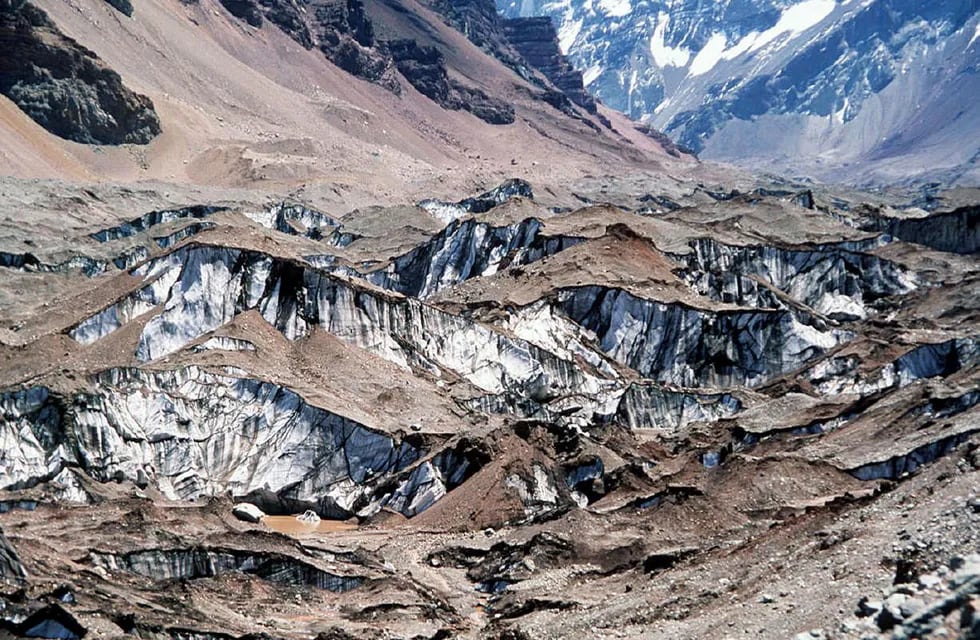 En Mendoza hay 573 km2 de glaciares.  El glaciar Horcones Inferior es el más importante de la subcuenca del río Cuevas, en el Aconcagua.