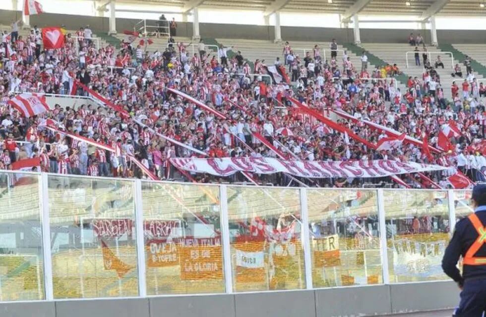 Las barras de Instituto irían a la misma popular en el clásico ante Belgrano (La Voz).