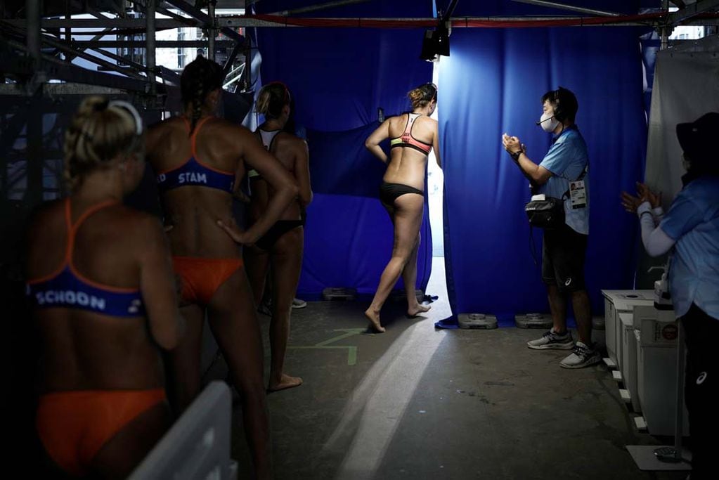Julia Sude, de Alemania, ingresa a la cancha antes del partido de voleibol de playa femenino contra Holanda. (AP)