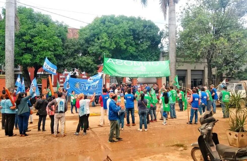 Gremios como ATE se manifestaron frente a organismo públicos de la provincia