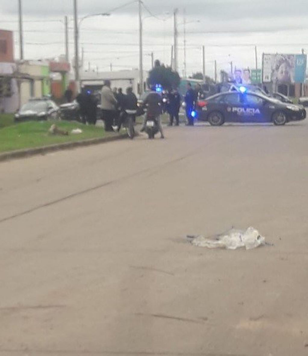 Persecución policial termina con otro patrullero destrozado (@emergenciasAR)