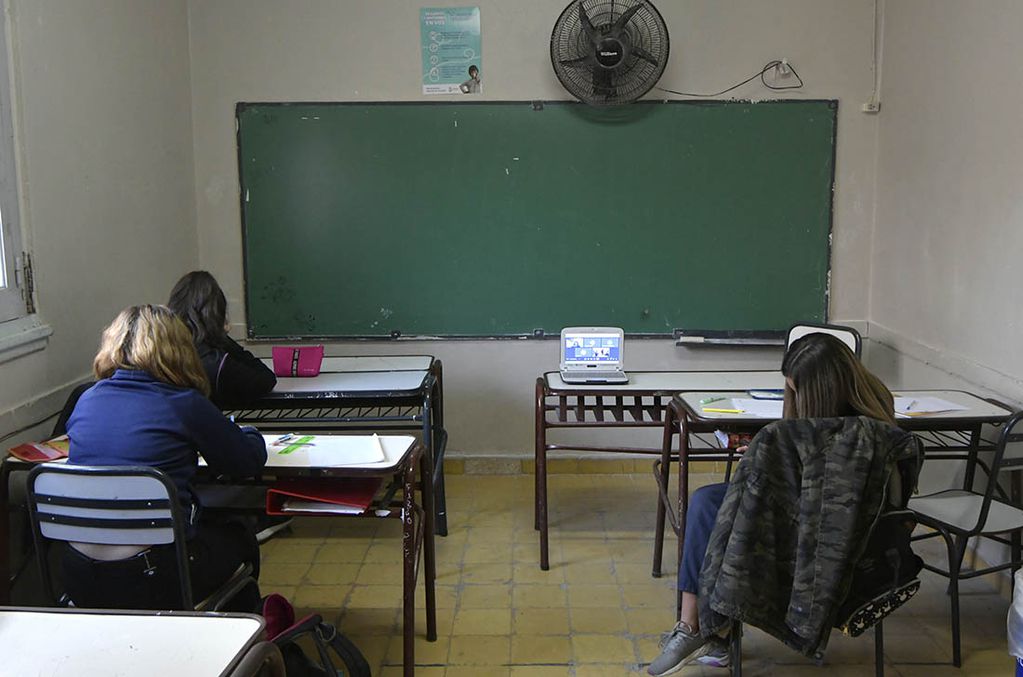 Cursado presencial en las escuelas y colegios de Mendoza.


Foto: Orlando Pelichotti / Los Andes
