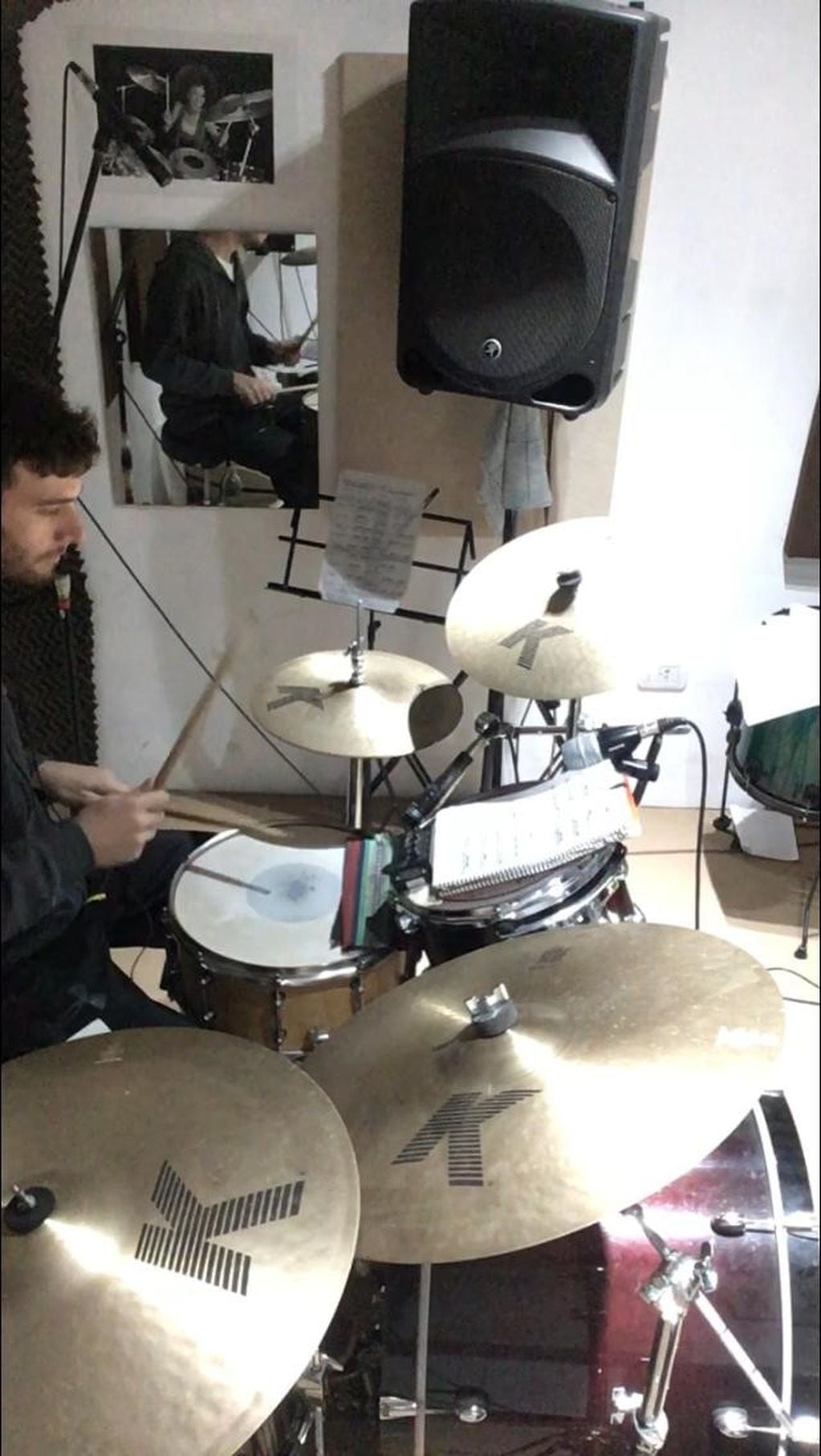 Martín estudia en la Escuela de Música Popular de Avellaneda y se graba tocando la batería para que el profesor lo evalúe por Classroom  (Web)