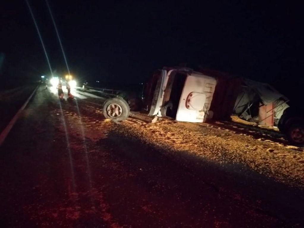 El choque fatal se produjo en la Ruta 33 en jurisdicción de Elortondo. (FM Dale)