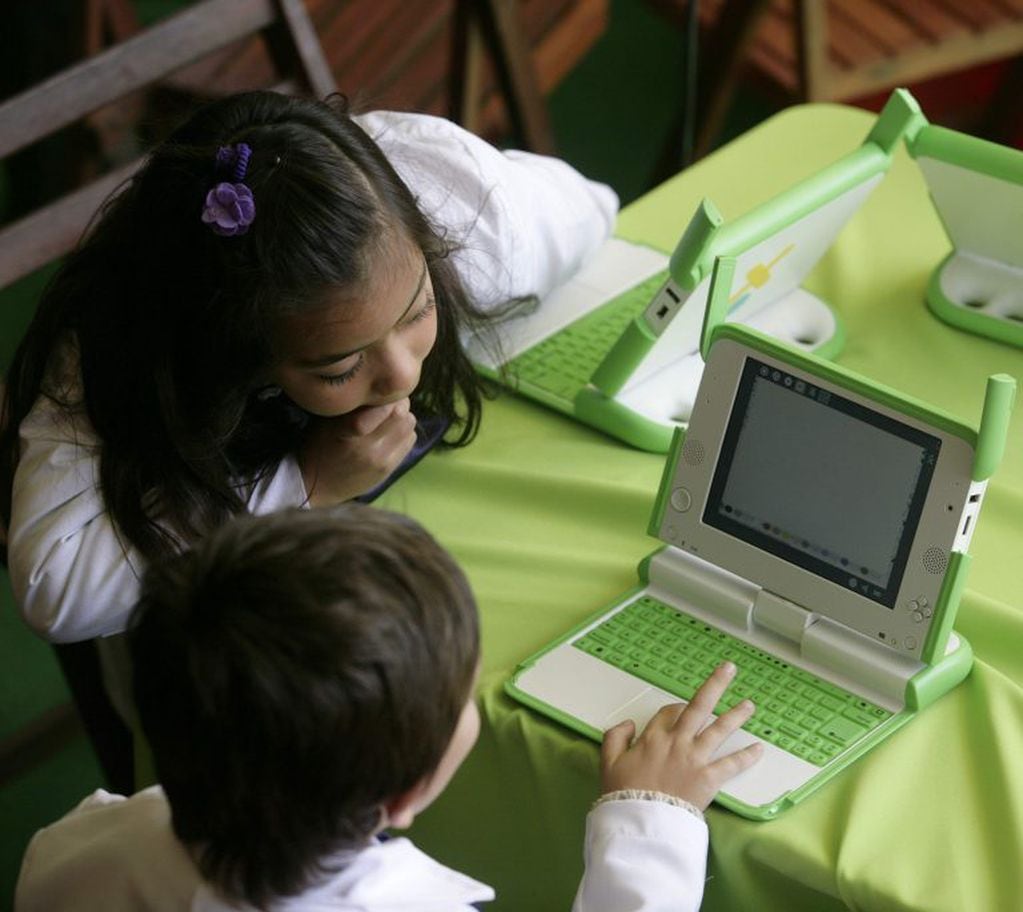 Niños leyendo en computadores (Foto: REUTERS/Andres Stapff)