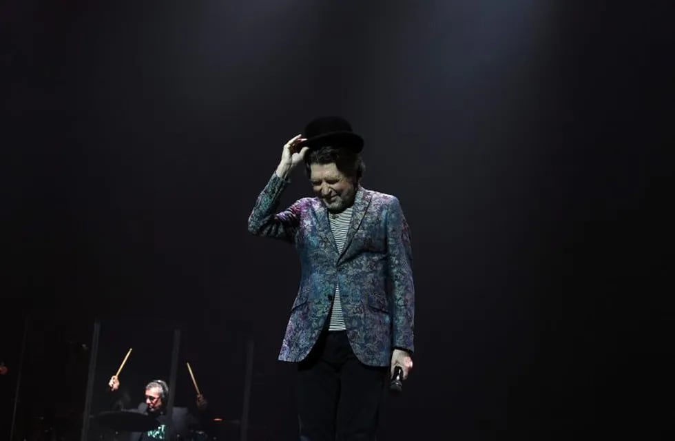 (FILES) In this file photo taken on November 24, 2019 Spanish musician Joaquin Sabina performs during his presentation with Joan Manuel Serrat (out of frame) at the Antel Arena in Montevideo, on November 23, 2019. - Spanish singer-songwriter Joaquín Sabina underwent surgery for a stoke on February 13, 2019 after having suffered a spectacular fall from the stage at a concert in Madrid , and is in good condition, the artist's office told AFP. (Photo by PABLO PORCIUNCULA / AFP)