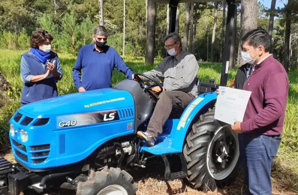 Entrega de tractores e insumos agrícolas a productores de Eldorado