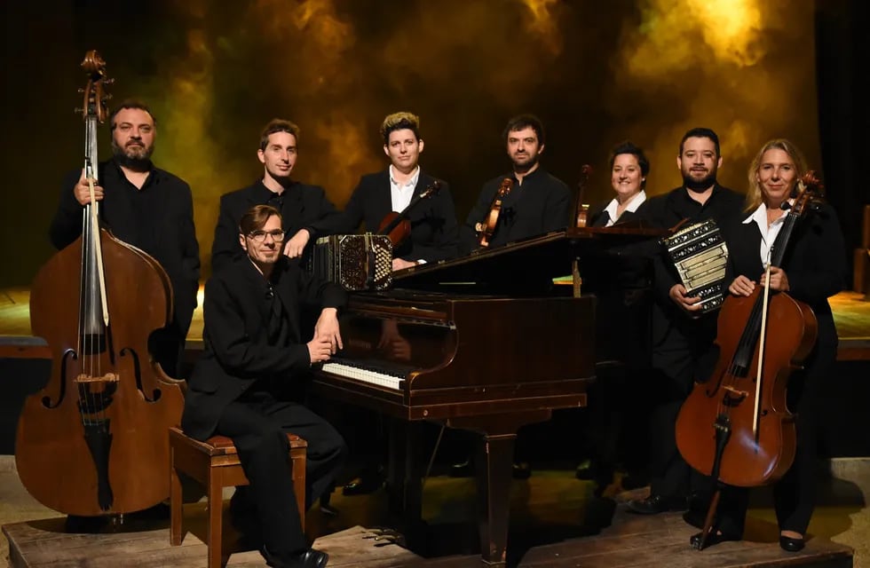 Se presenta la Orquesta Municipal de Tango en San Nicolás de los Arroyos.