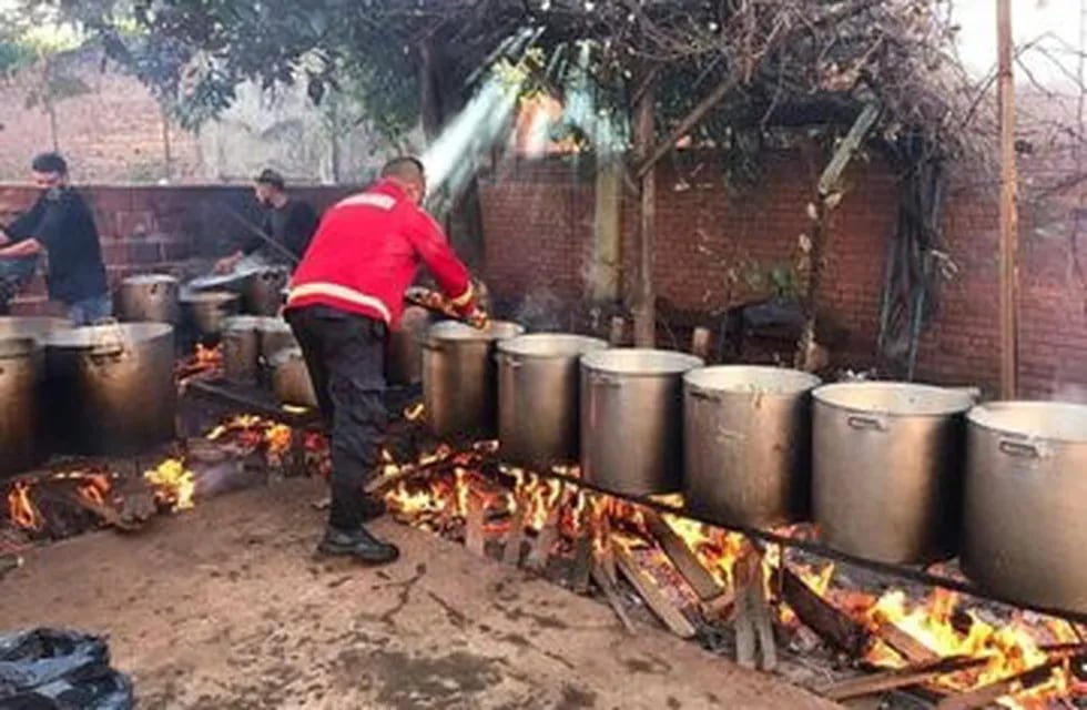 Los bomberos de Misiones prepararon 23 ollas de locro en Posadas para repartir en los barrios. (Policía de Misiones)
