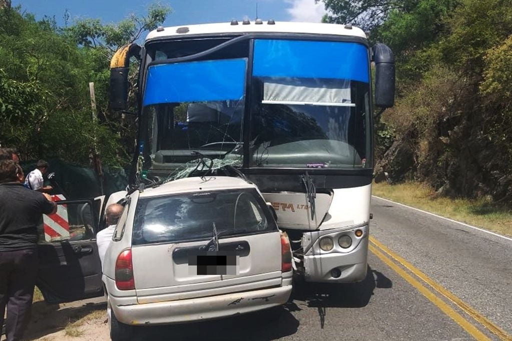 Un colectivo y un auto implicados en un siniestro fatal sobre ruta E-55 a la altura de La Calera. (Gentileza)