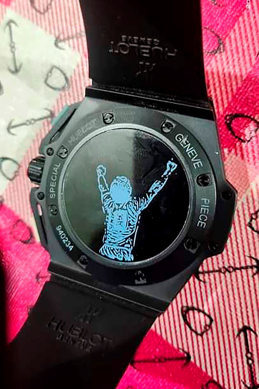 El reloj tiene la foto de la camiseta de Diego Maradona.