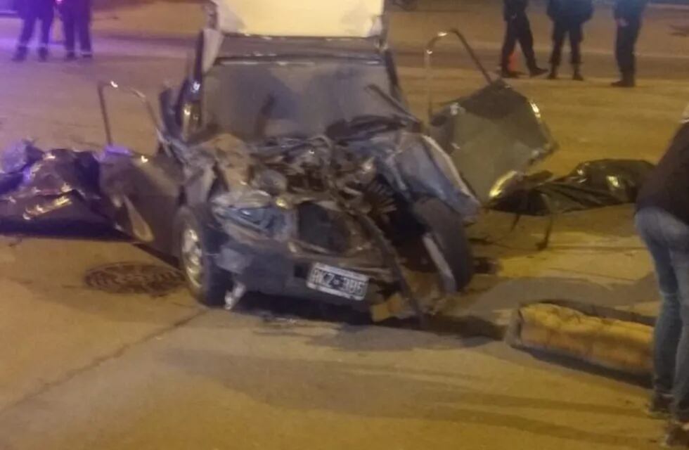 Renault 12 destrozado tras impactar contra un camión en Lagos al 7100
