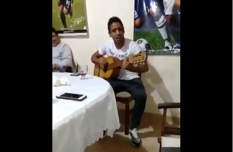 Victor Figueroa se luce tocando y cantando en Newell's