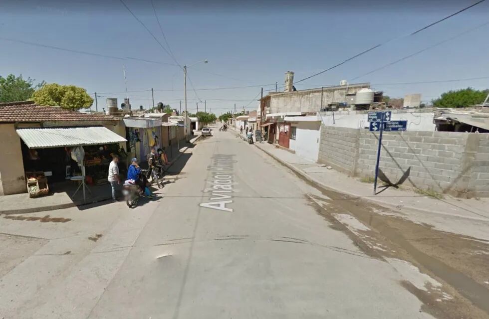 El violento episodio ocurrió en la intersección de calles Santibáñez y Kingsley, en barrio Las Flores II de Córdoba Capital. (Google Street View).