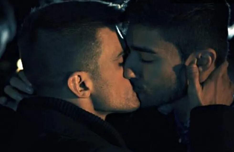 El videoclip de Franco Hidalgo, el mendocino que se atreve a romper con la homofobia.