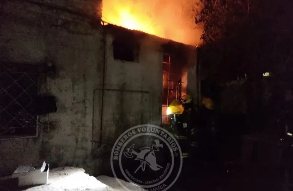 Fotos de las llamas en la vivienda de Ludmila. El fuego provocó la pérdida de todas las pertenencias de la familia.