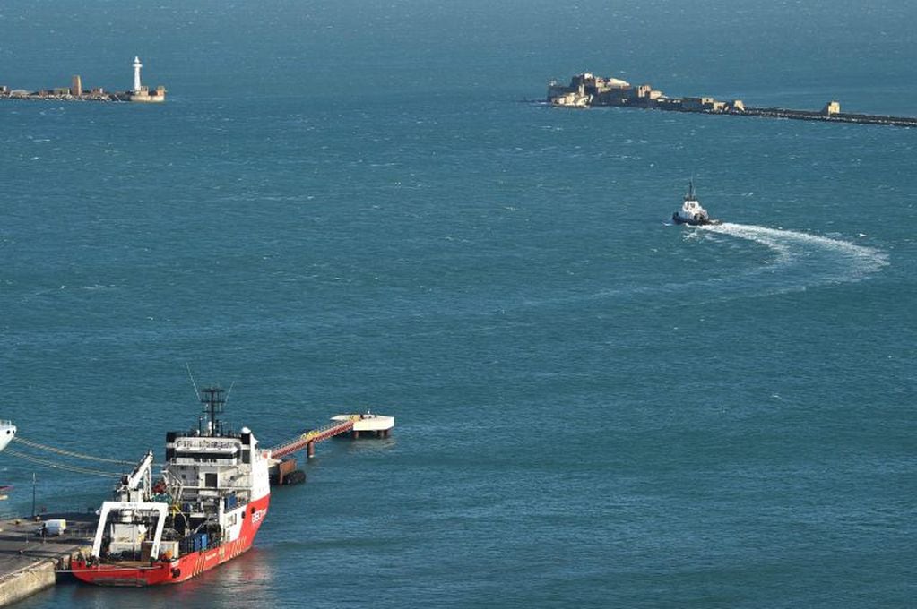 The Geo Ocean III transportando el cuerpo hallado. (AFP).