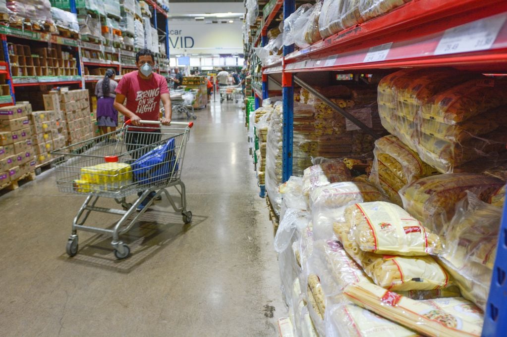 Desabastecimiento en algunos supermercado Foto: Nicolás Rios / Los Andes 
