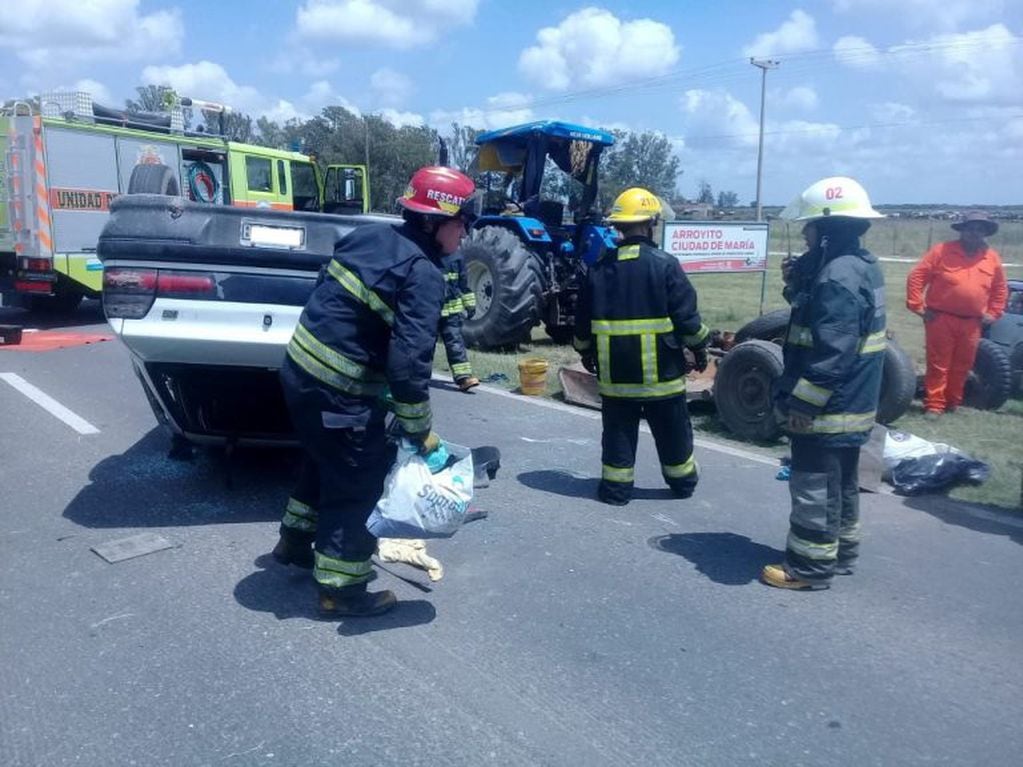 Accidente entre un Renault 19 y un tractor en Ruta 19 Arroyito