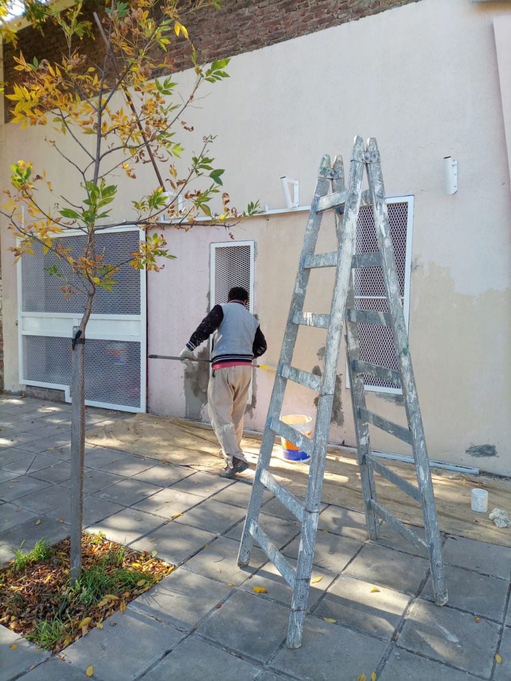 e realizan tareas de mantenimiento de los espacios verdes de la Escuela N°38, como así también mejoras edilicias y trabajos de pintura en la Oficina de Empleo y Capacitación Municipal