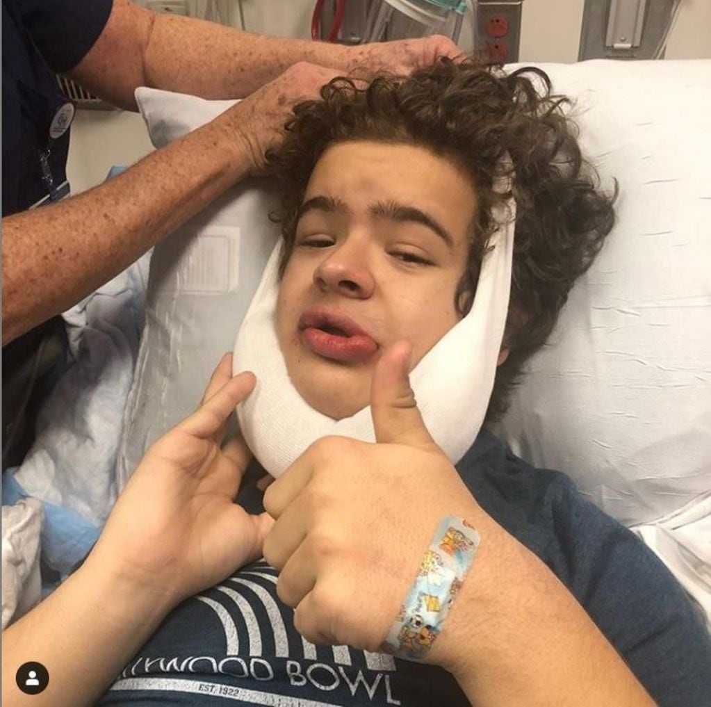La foto que compartió Gaten Matarazzo para informar a sus fans sobre su estado de salud.