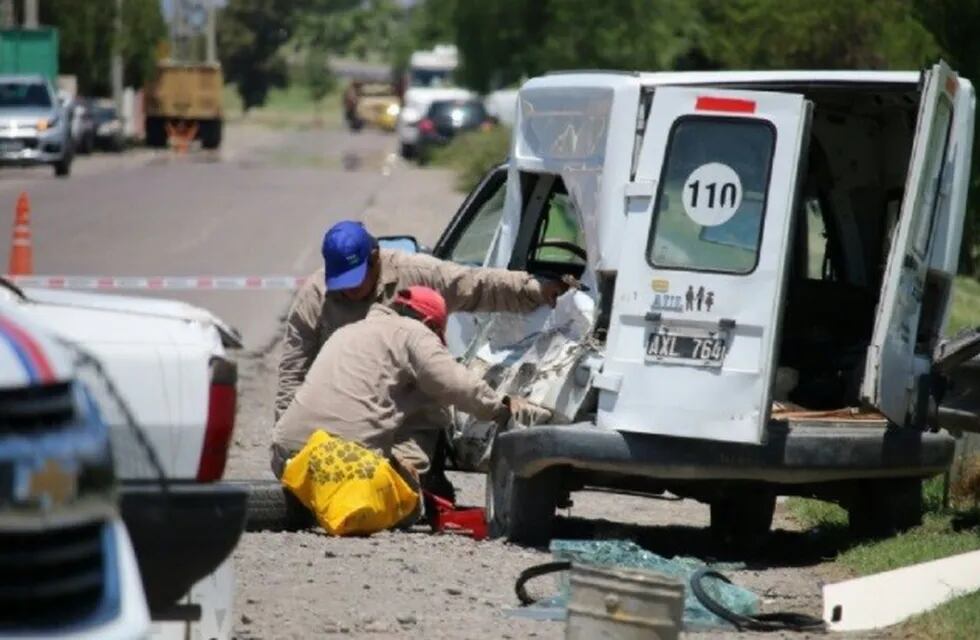 El Fiat Duna habría impactado contra una camioneta que estaba estacionada lo que provocó el vuelco y despidió al conductor.