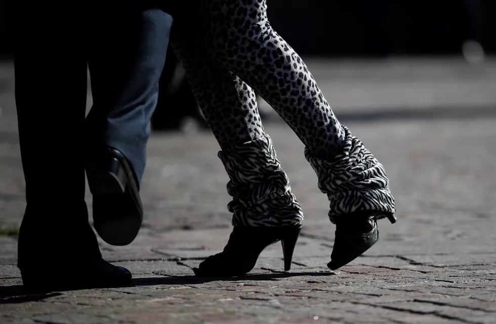 Varias parejas bailan un tango durante una manifestación para exigir que se les permita practicar en espacios abiertos en medio de restricciones  debido al aumento de casos de coronavirus, en Buenos Aires, Argentina