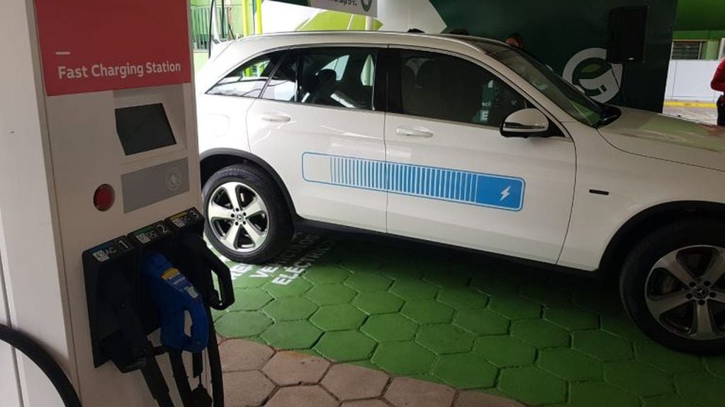 Epec inauguró el primer centro de carga eléctrico para vehículos en Córdoba.