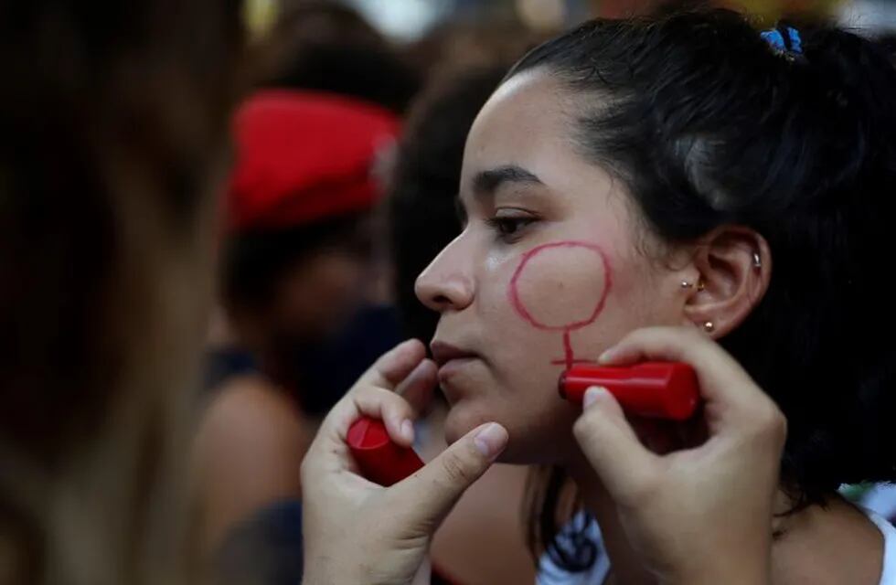 AME4780. RÍO DE JANEIRO (BRASIL), 08/03/2019.- Mujeres participan en la marcha en conmemoración al Día Internacional de la Mujer, este viernes, en el centro de la ciudad de Río de Janeiro (Brasil). EFE/Antonio Lacerda