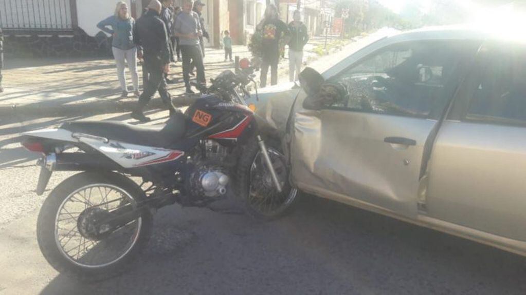 Una menor herida tras un choque entre un auto y una moto