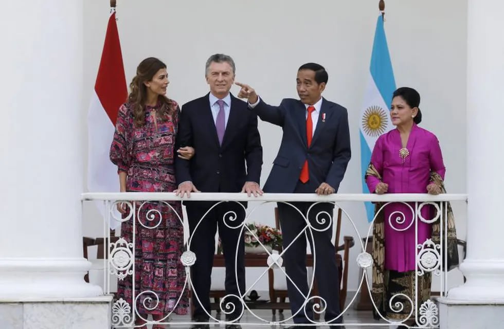 Indonesian President Joko Widodo, second from right, talks to Argentine President Mauricio Macri as Argentine first lady Juliana Awada, left, and Widodo's wife Iriana listen during their meeting at the presidential palace in Bogor, West Java, Indonesia, Wednesday, June 26, 2019. (AP Photo/Achmad Ibrahim)