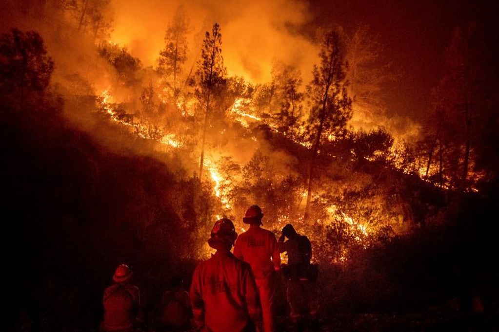 El avance del fuego en California (crédito: AP/Noah Berger).