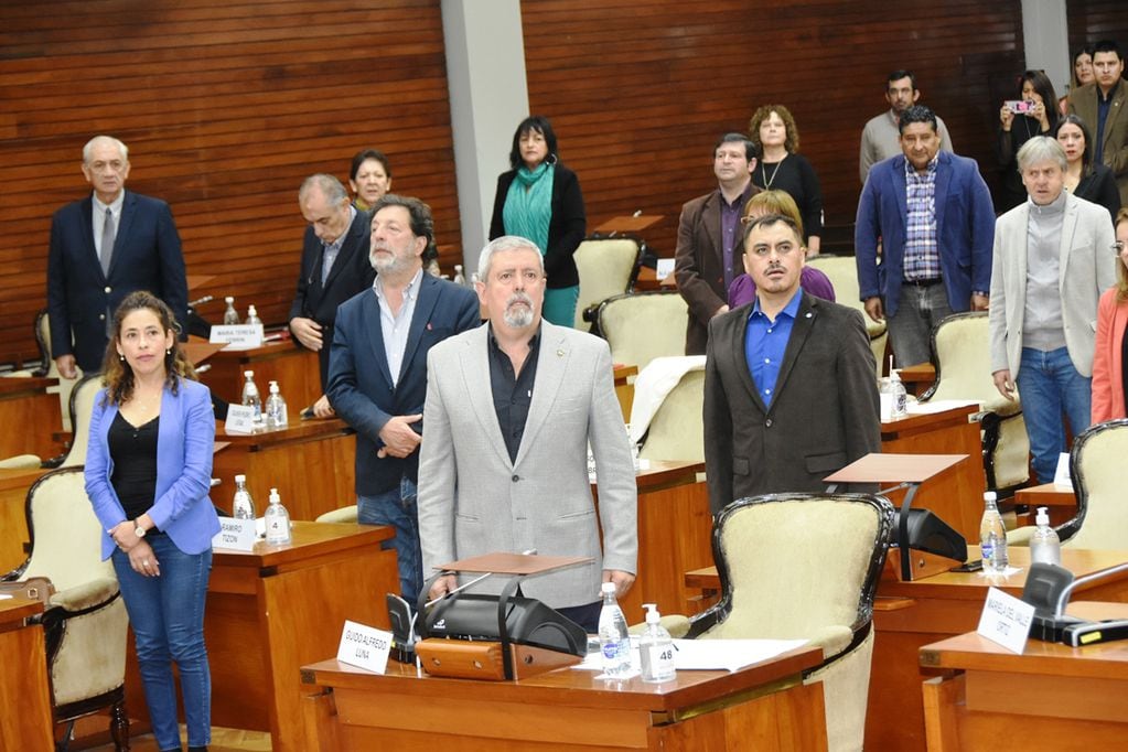 Parte de los parlamentarios presentes en la sesión especial de la Legislatura de Jujuy que aprobó el pedido de licencia del gobernador Gerardo Morales.