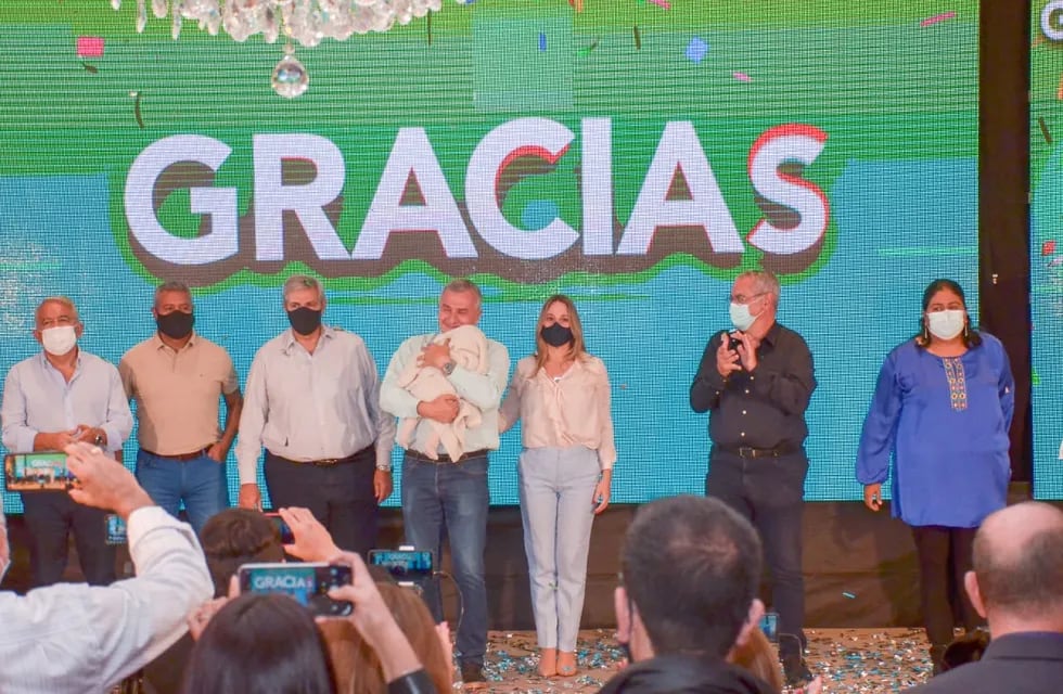 Las principales figuras del Frente Cambia Jujuy, en el escenario del bunker donde celebraron el triunfo en las elecciones legislativas de este domingo.